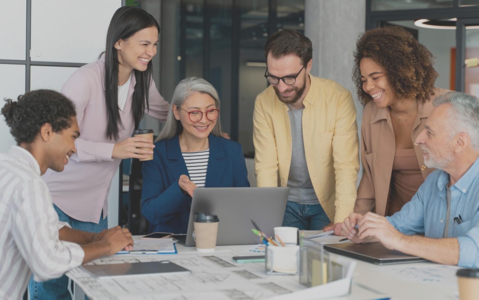 Profesionales colaborando en un entorno de trabajo dinámico